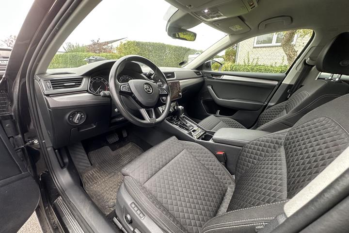 Sort Skoda Superb fra 2018