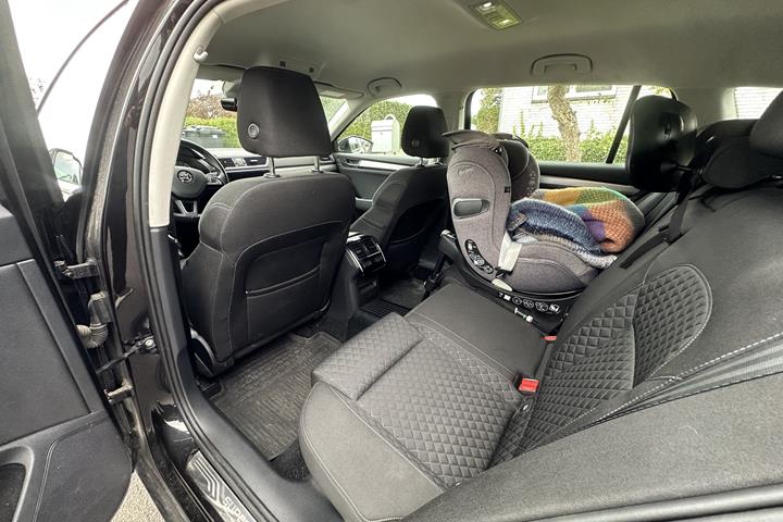 Sort Skoda Superb fra 2018