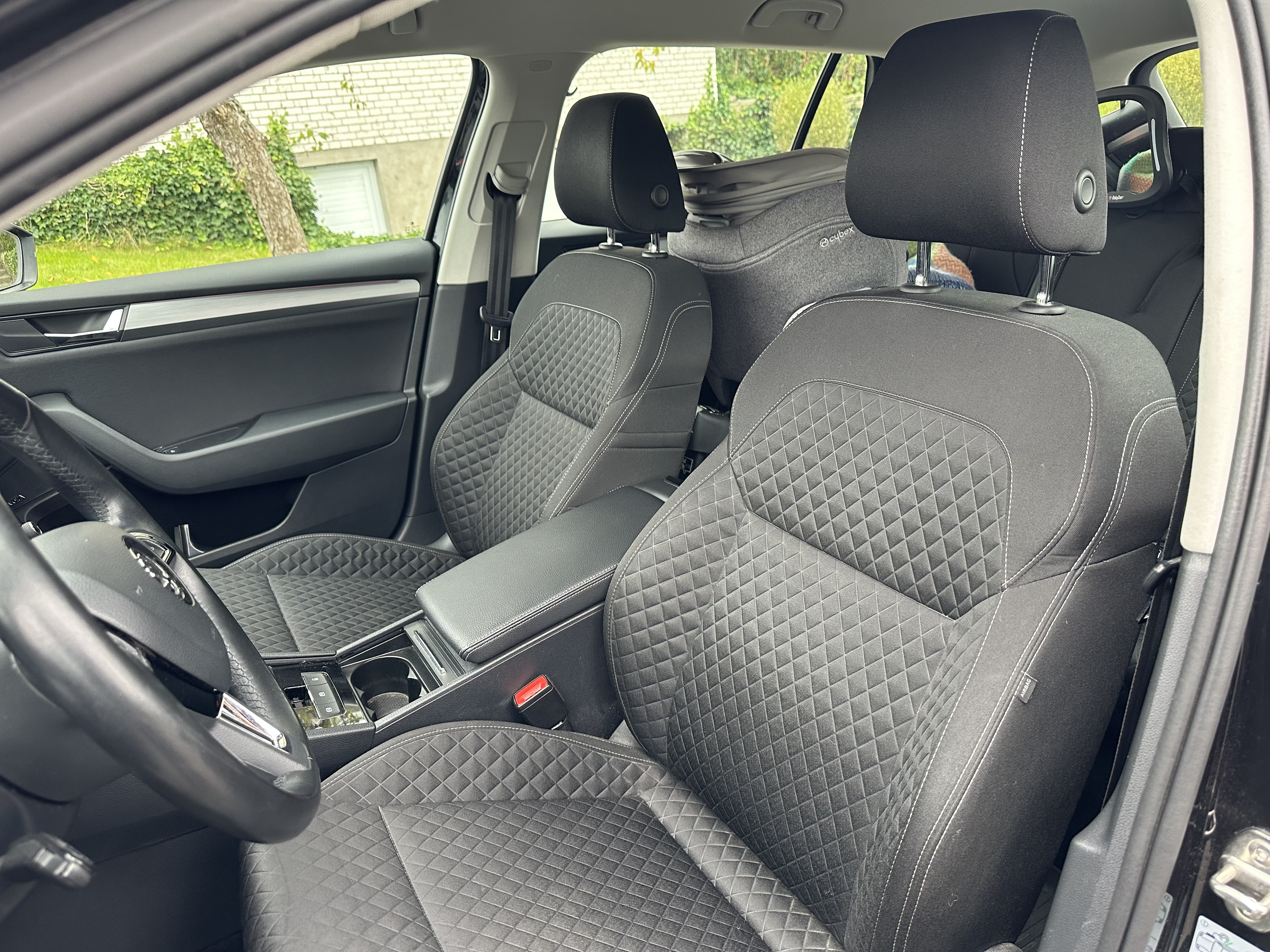 Sort Skoda Superb fra 2018