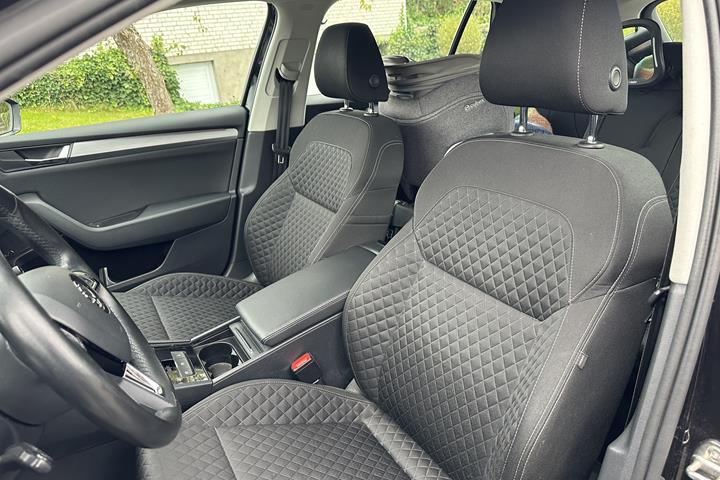 Sort Skoda Superb fra 2018