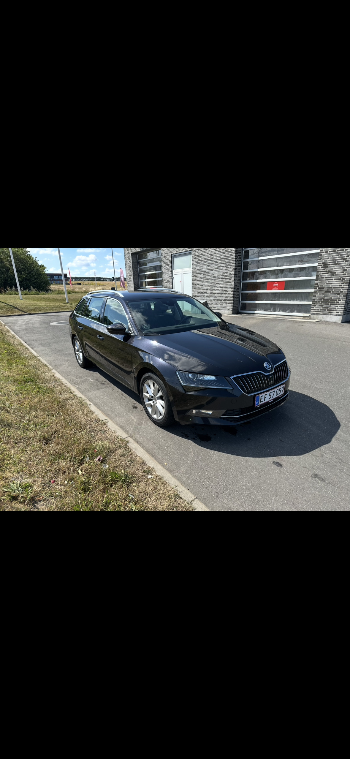 Sort Skoda Superb fra 2018