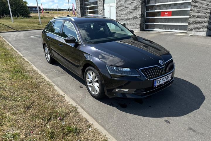 Sort Skoda Superb fra 2018