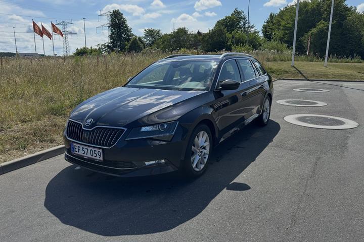 Sort Skoda Superb fra 2018