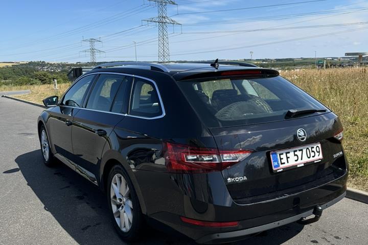 Sort Skoda Superb fra 2018