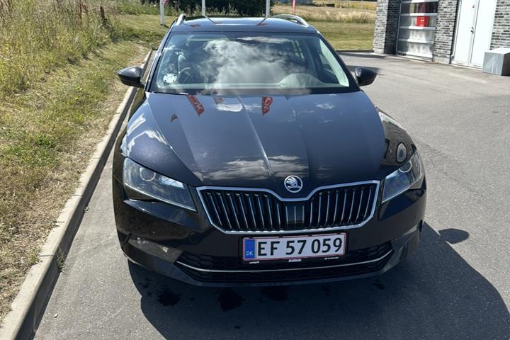 Sort Skoda Superb fra 2018