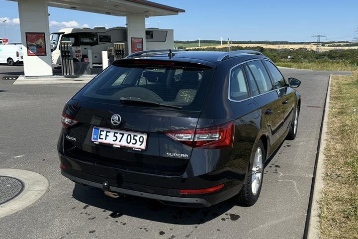Sort Skoda Superb fra 2018