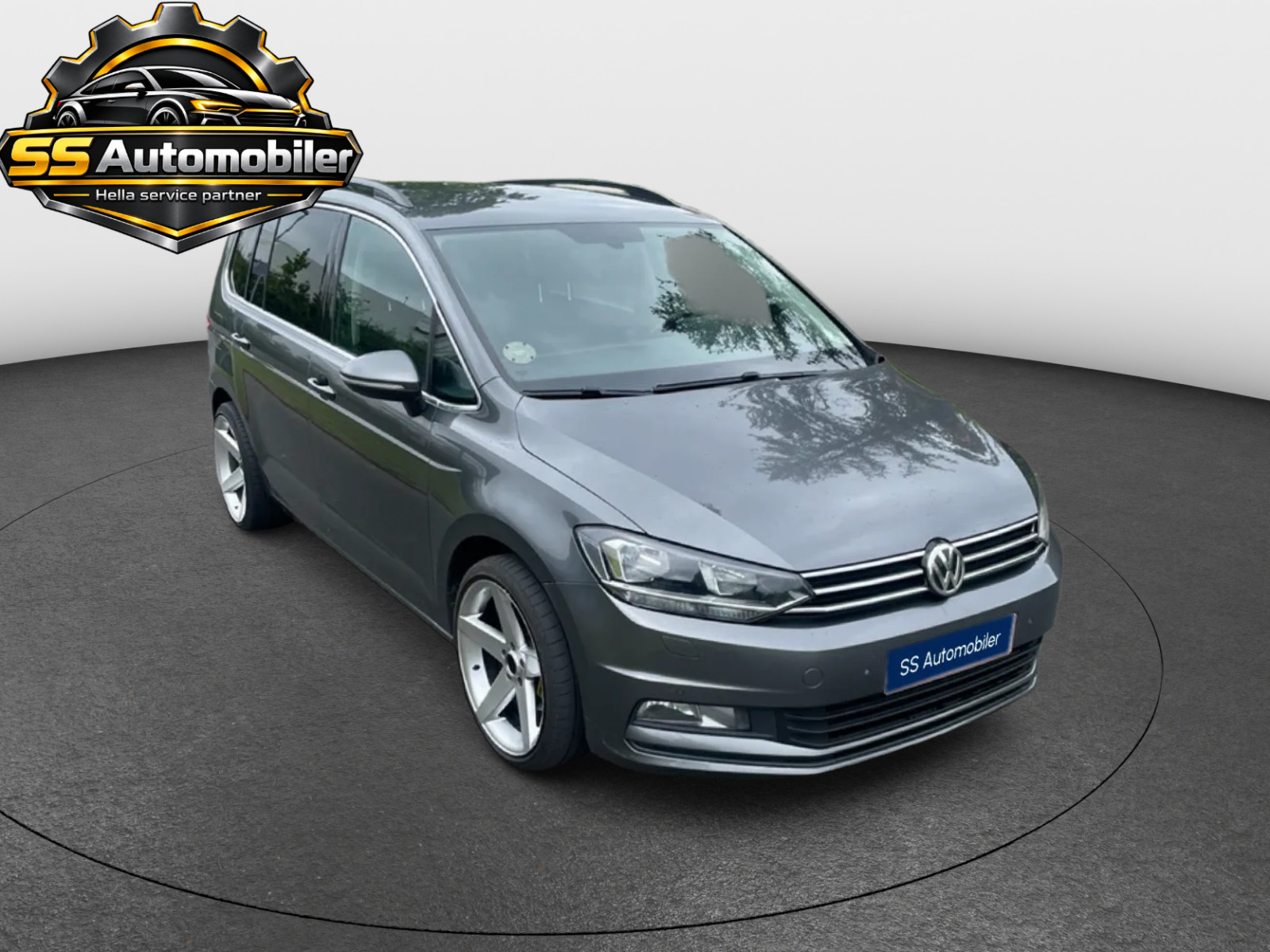Grå VW Touran fra 2016