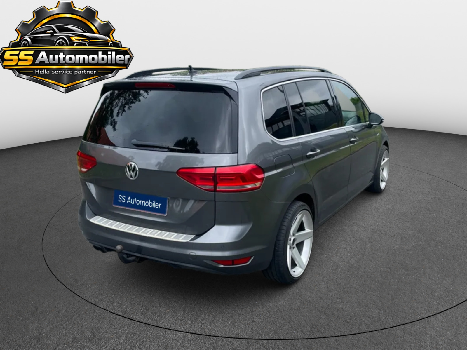 Grå VW Touran fra 2016