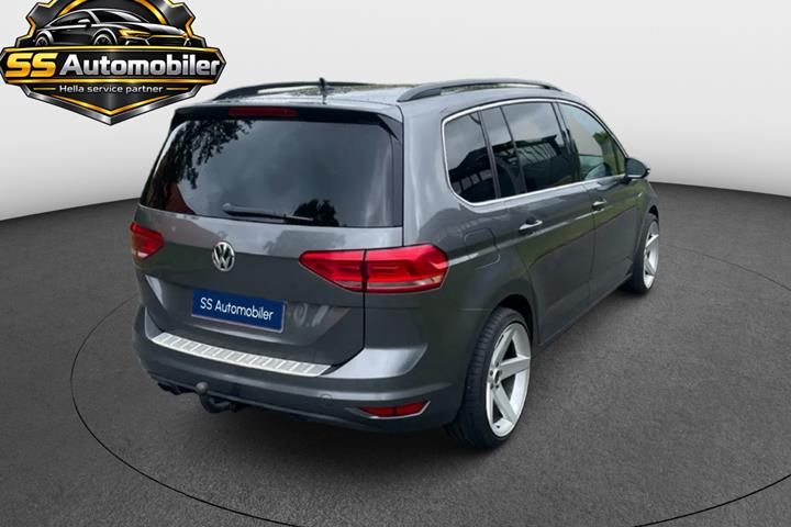 Grå VW Touran fra 2016