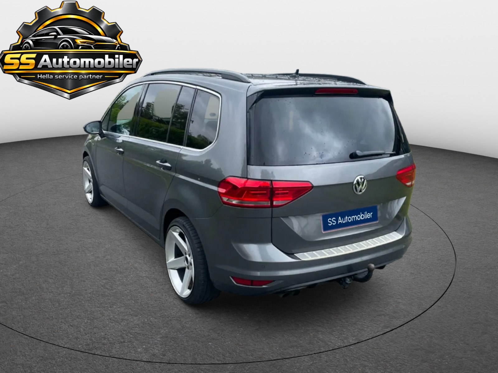 Grå VW Touran fra 2016
