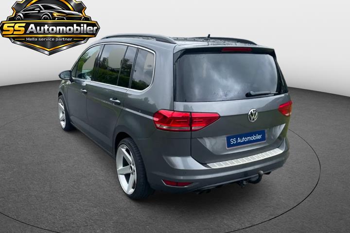 Grå VW Touran fra 2016