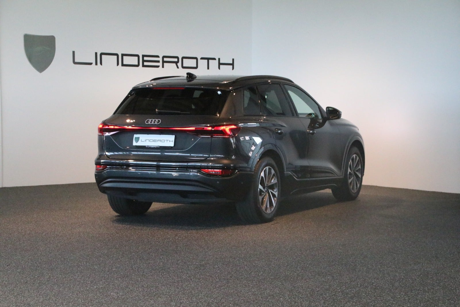 Grå Audi Q6 e-tron fra 2025