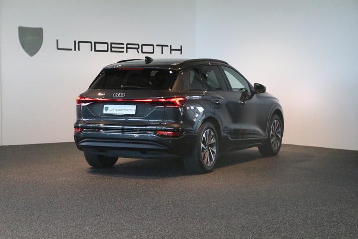 Grå Audi Q6 e-tron fra 2025