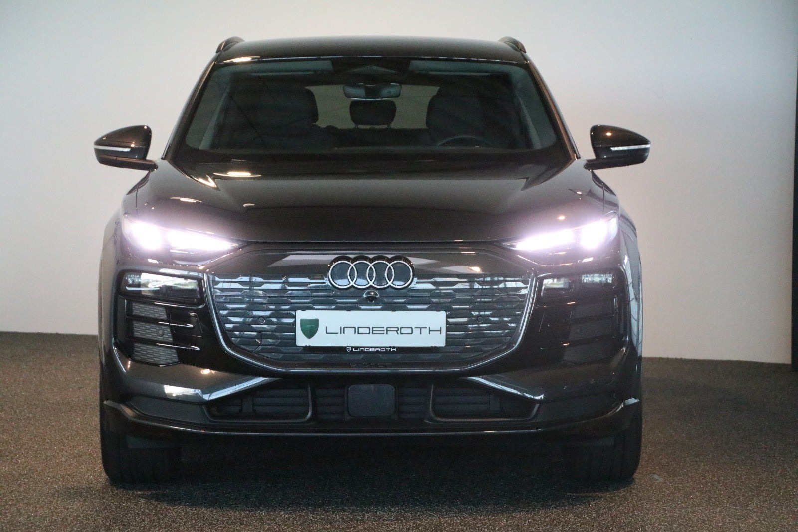 Grå Audi Q6 e-tron fra 2025