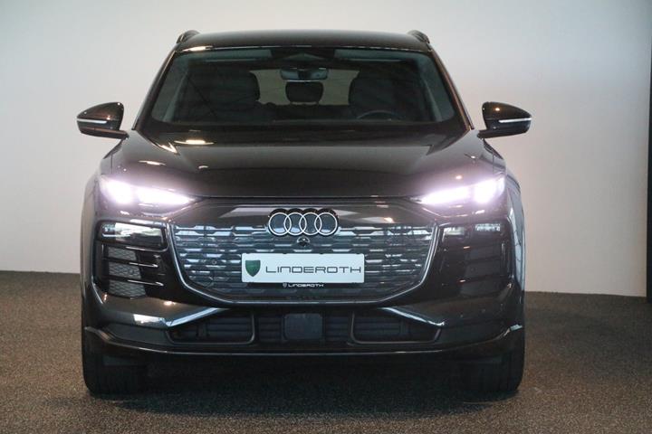 Grå Audi Q6 e-tron fra 2025