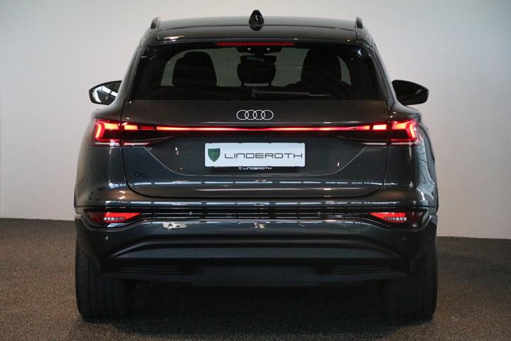Grå Audi Q6 e-tron fra 2025