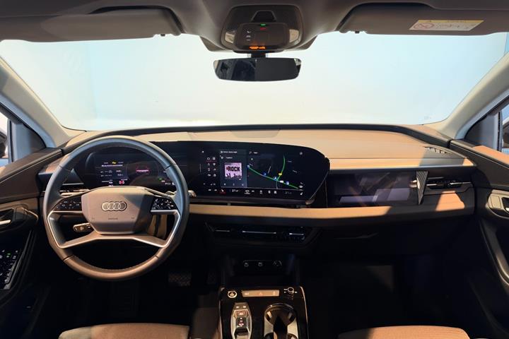 Grå Audi Q6 e-tron fra 2025
