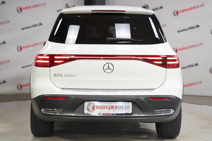 Hvid Mercedes EQB250+ fra 2025