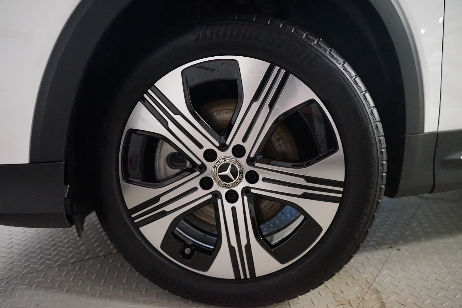 Hvid Mercedes EQB250+ fra 2025