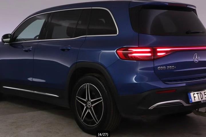 Blå Mercedes EQB250+ fra 2025