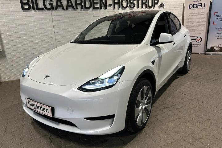 Hvid Tesla Model Y fra 2024