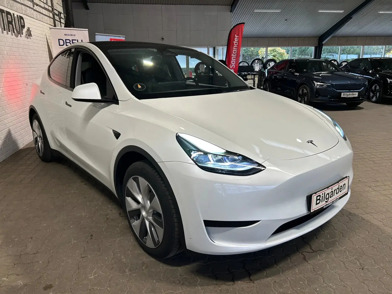 Hvid Tesla Model Y fra 2024