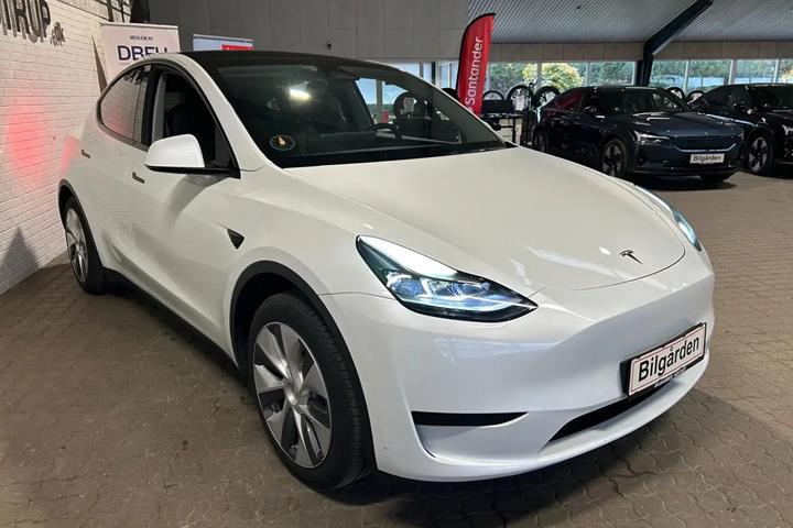 Hvid Tesla Model Y fra 2024