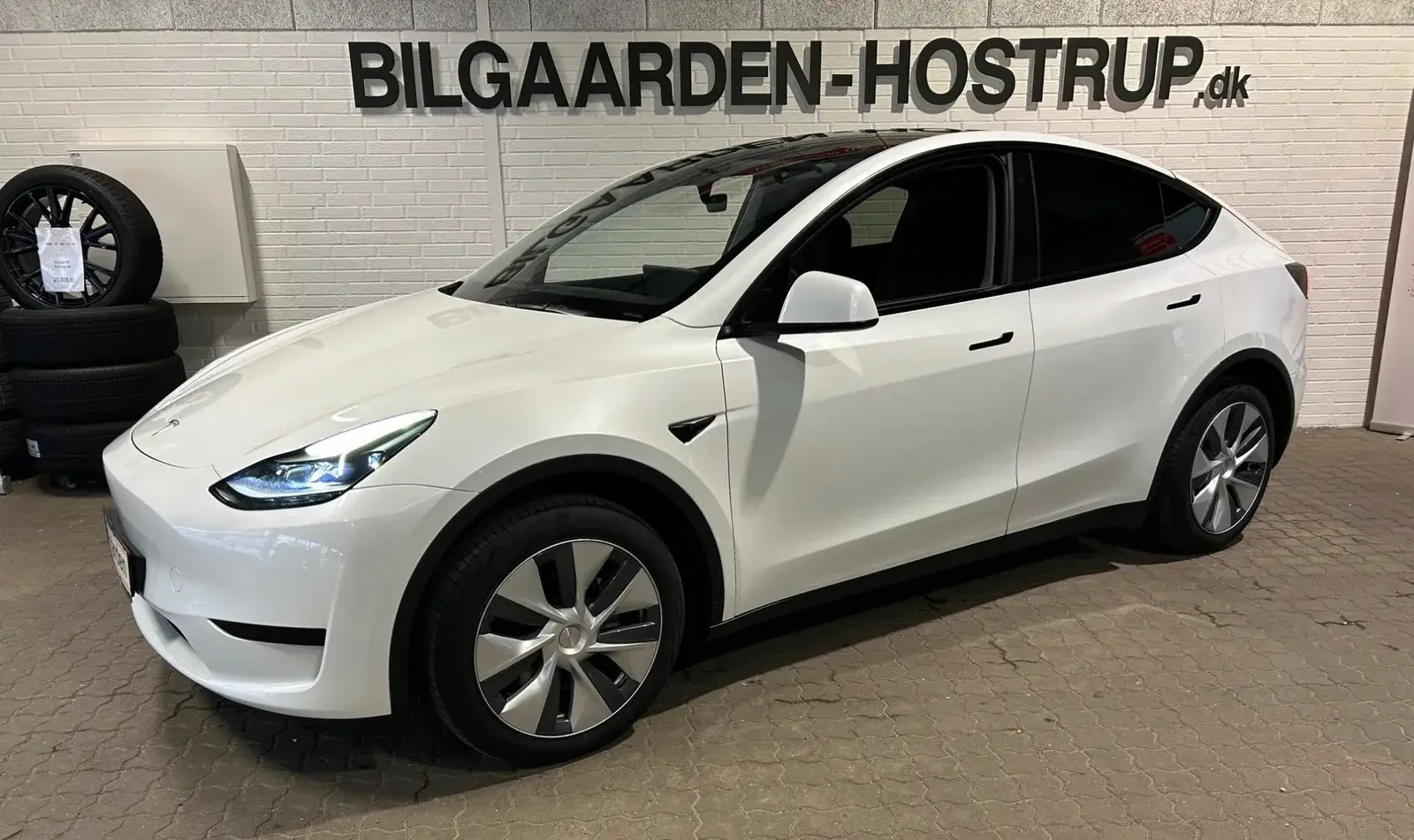 Hvid Tesla Model Y fra 2024