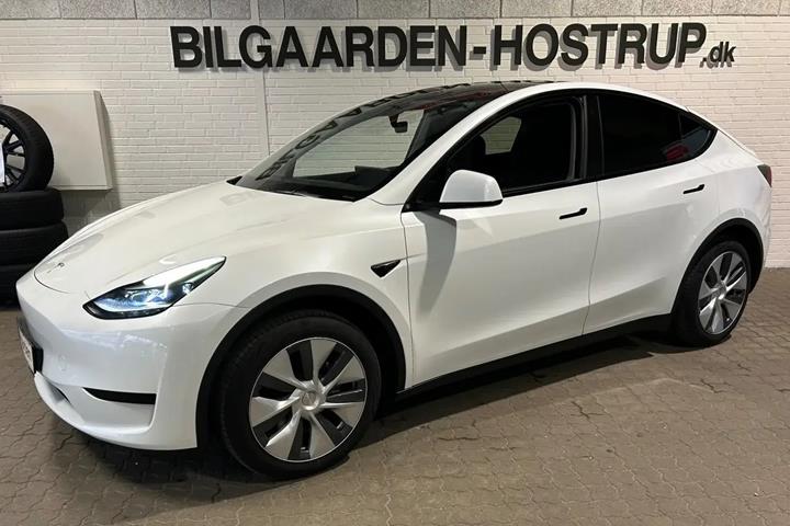 Hvid Tesla Model Y fra 2024