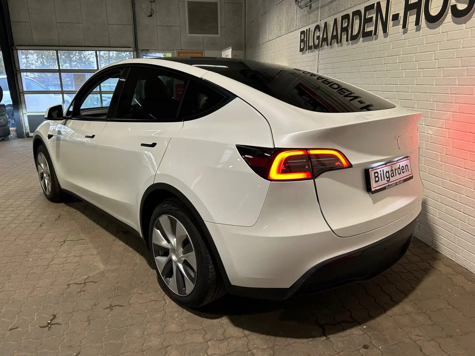 Hvid Tesla Model Y fra 2024