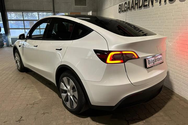 Hvid Tesla Model Y fra 2024