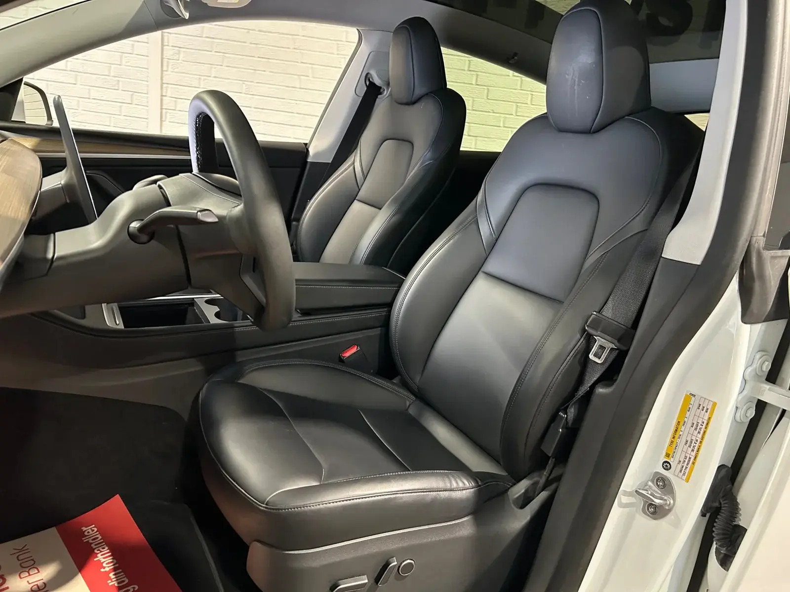 Hvid Tesla Model Y fra 2024
