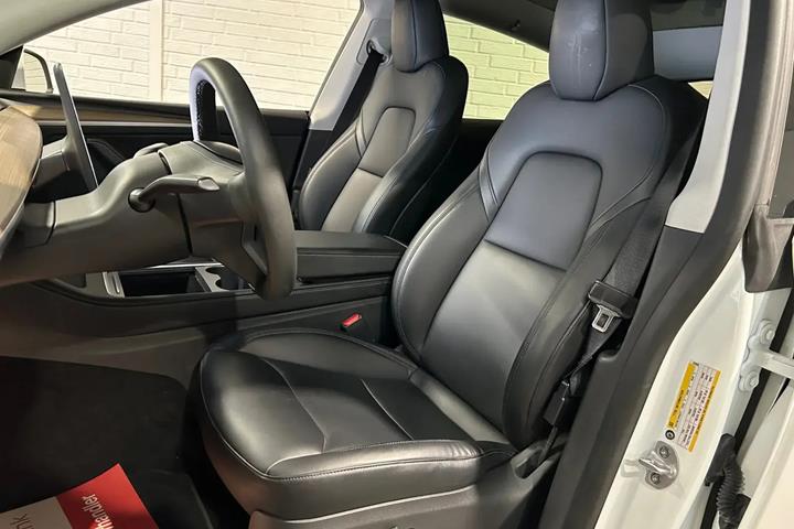 Hvid Tesla Model Y fra 2024