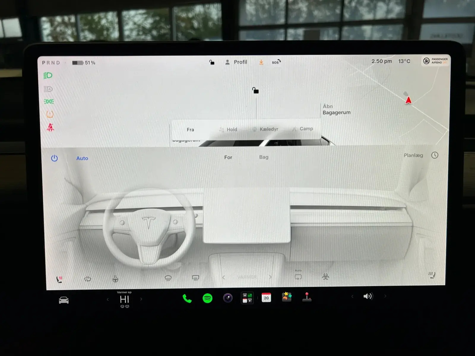 Hvid Tesla Model Y fra 2024