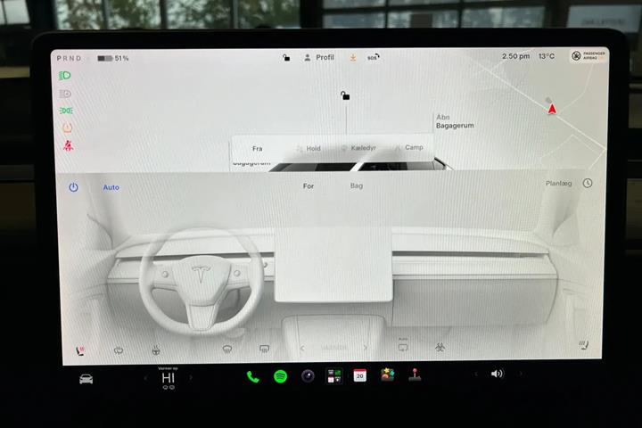 Hvid Tesla Model Y fra 2024
