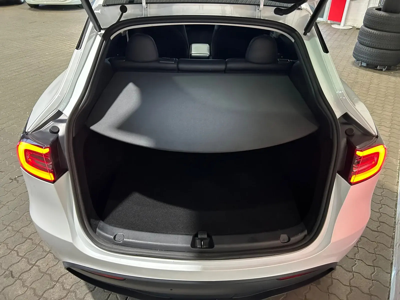 Hvid Tesla Model Y fra 2024
