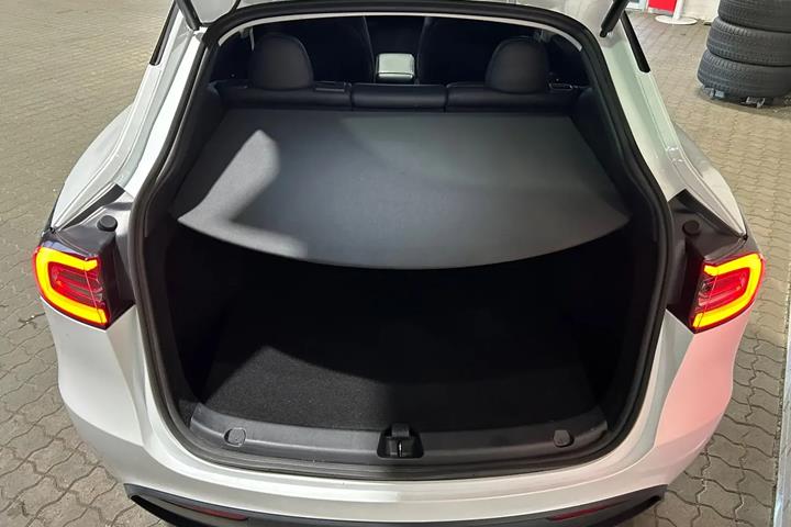 Hvid Tesla Model Y fra 2024