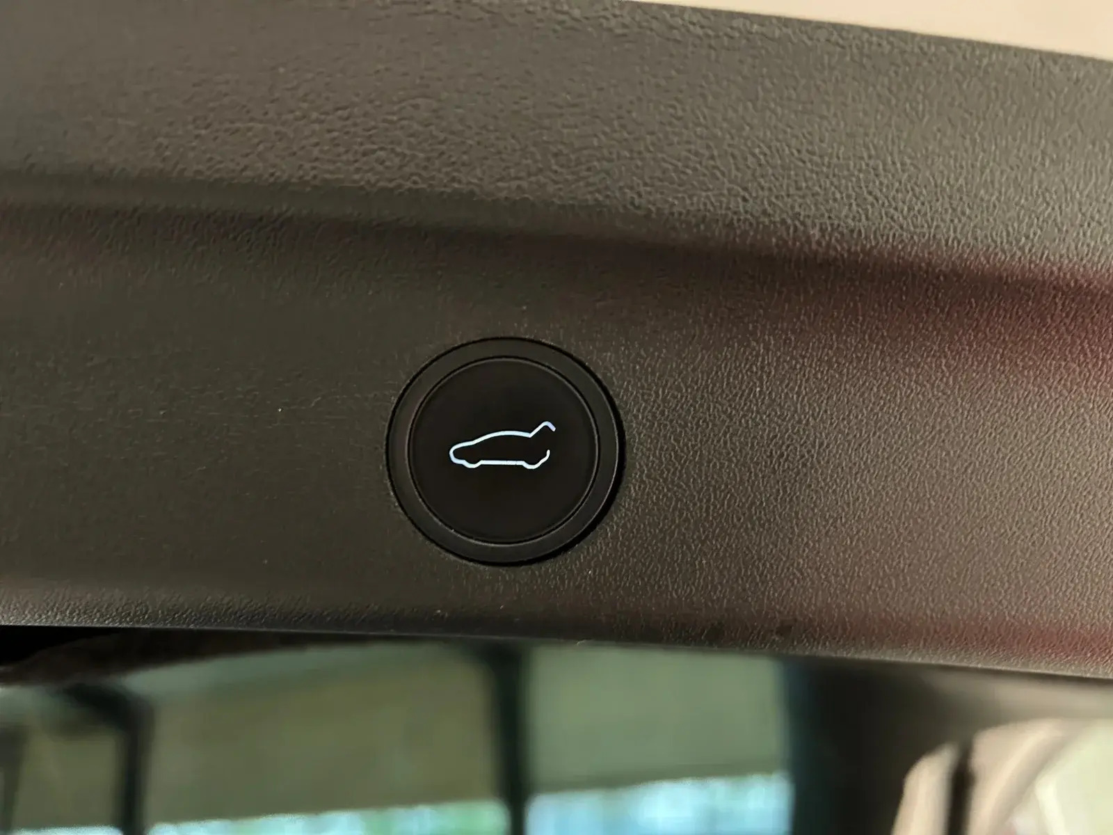Hvid Tesla Model Y fra 2024