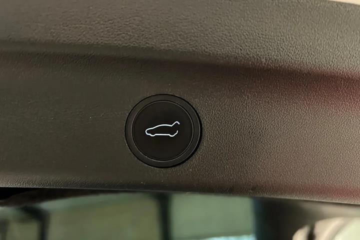 Hvid Tesla Model Y fra 2024