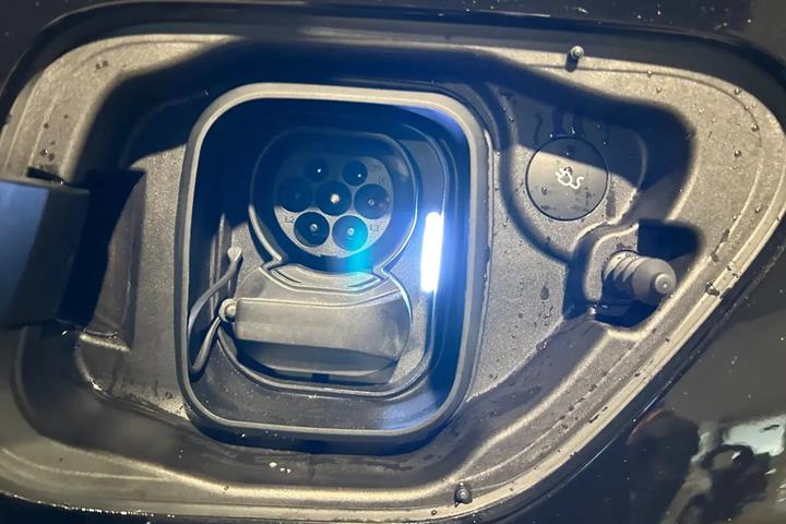 Sort Polestar 2 fra 2026