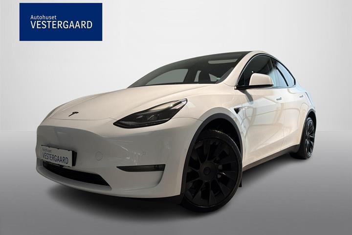 Hvid Tesla Model Y fra 2023