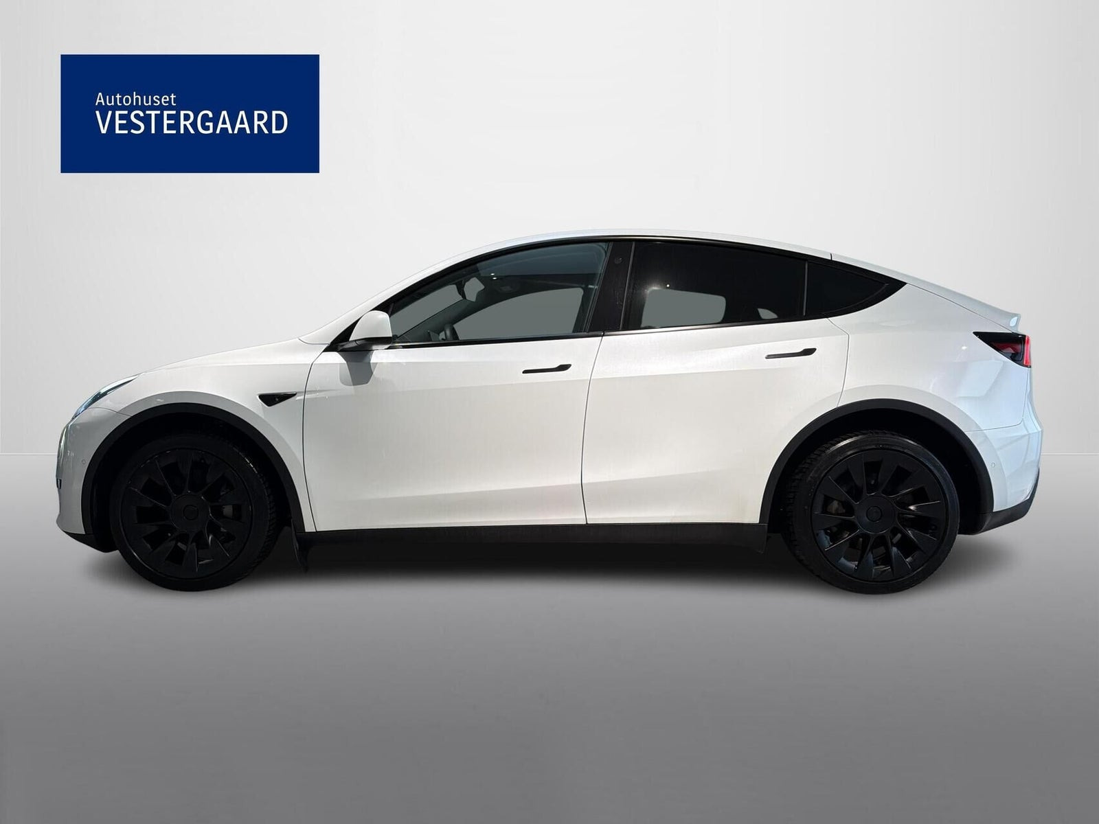 Hvid Tesla Model Y fra 2023