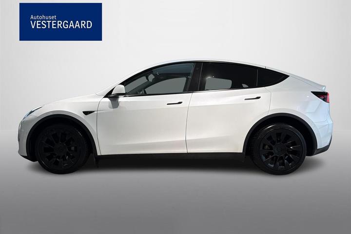 Hvid Tesla Model Y fra 2023