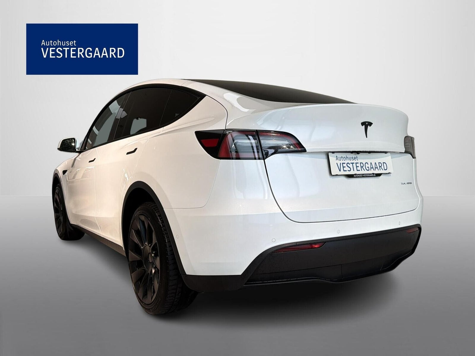 Hvid Tesla Model Y fra 2023