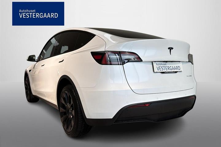Hvid Tesla Model Y fra 2023
