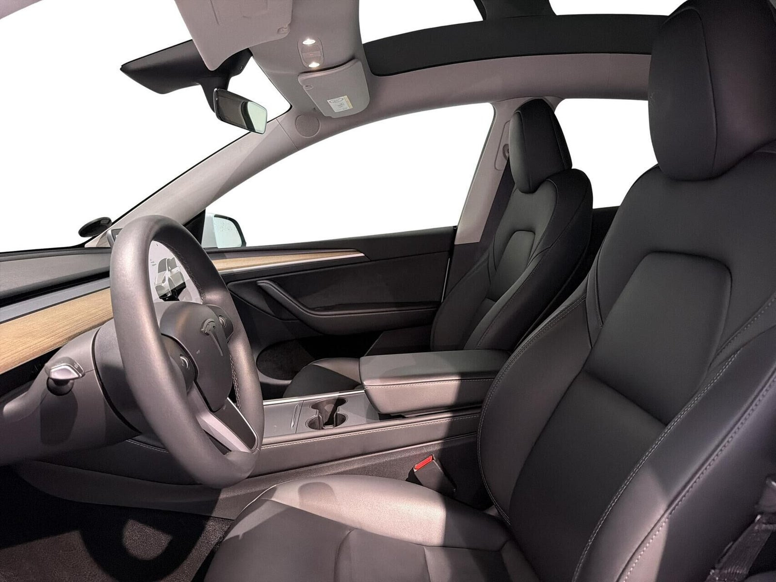 Hvid Tesla Model Y fra 2023