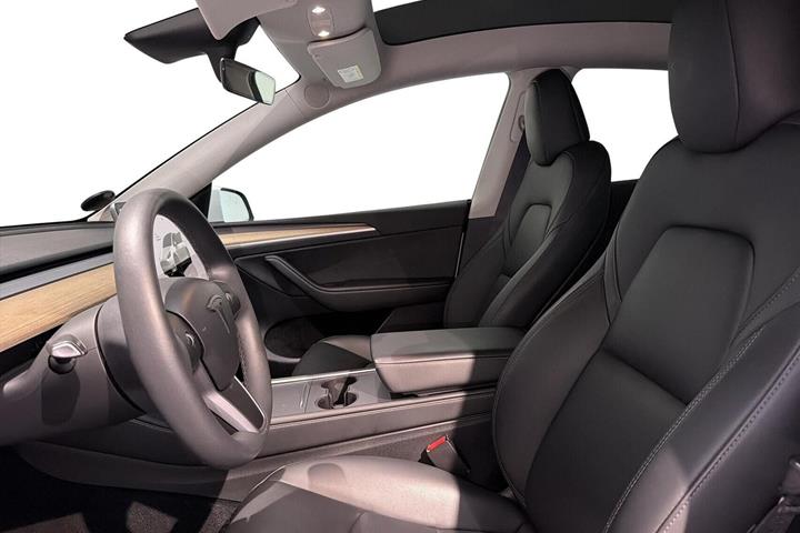 Hvid Tesla Model Y fra 2023