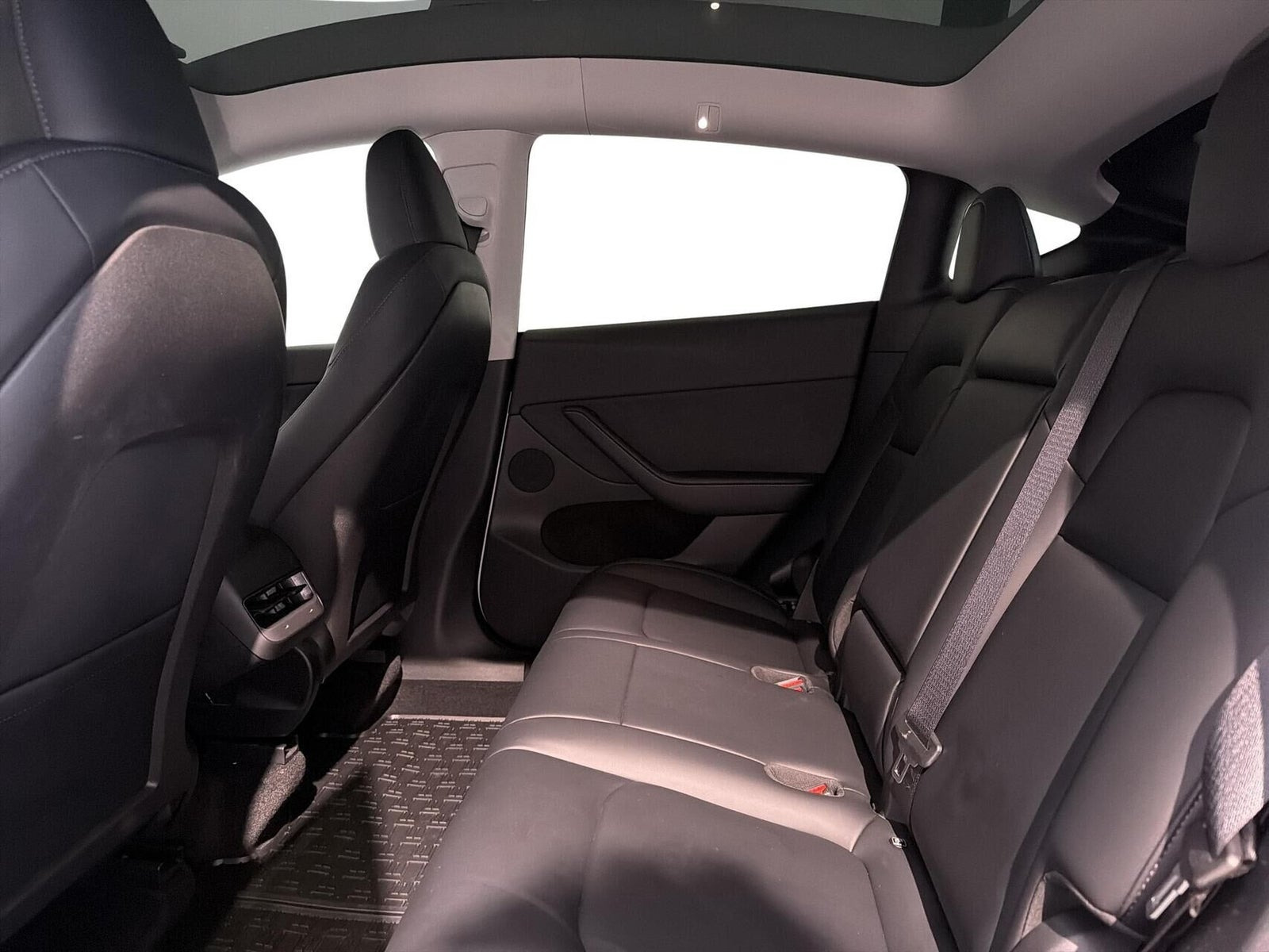 Hvid Tesla Model Y fra 2023