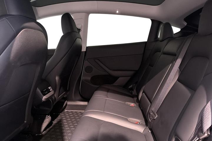 Hvid Tesla Model Y fra 2023
