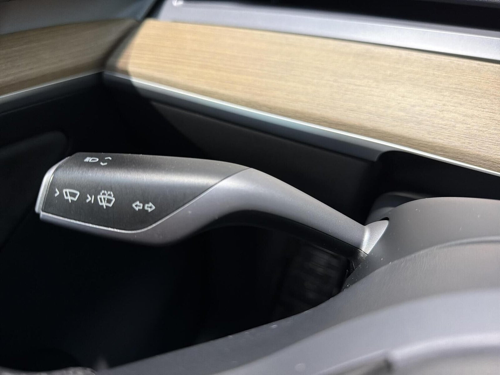 Hvid Tesla Model Y fra 2023